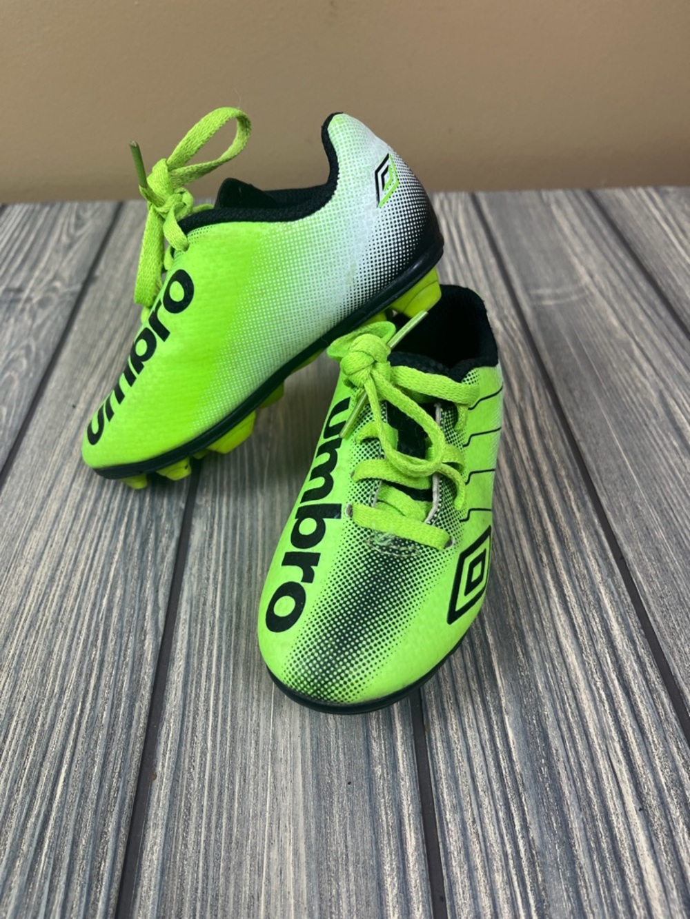 Umbro Boys Arturo Green Cleats Size 8K